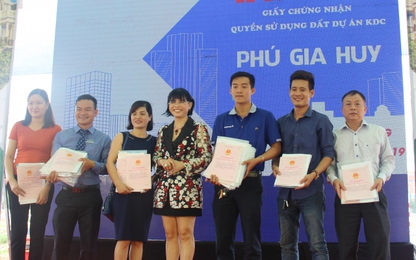 Trao 329 giấy chứng nhận quyền sử dụng đất cho khách hàng