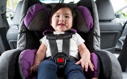 Trẻ bao nhiêu tuổi thì có thể lên ghế trước ngồi?