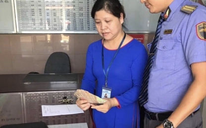 Tổ tàu SE3 trả lại 6,6 triệu đồng cho hành khách bỏ quên