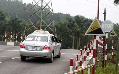 Kinh nghiệm thi bằng lái xe: Vượt qua bài thi “Dừng và khởi hành xe ngang dốc”