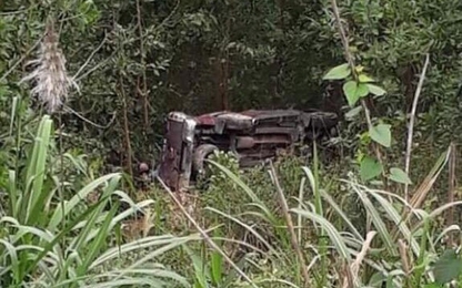 Xe bán tải lao xuống vực khiến 1 người chết, 3 người bị thương