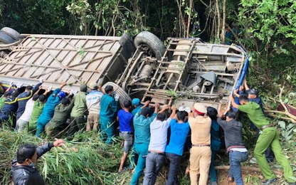 Kon Tum: Xe khách lật hàng chục người thương vong lỗi của tài xế?