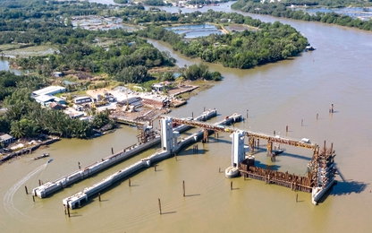 Lắp đặt cửa van ngăn triều dự án chống ngập 10 nghìn tỷ