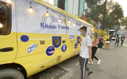 TP.HCM: Sau cây ATM gạo nay lại có xe buýt phát khẩu trang miễn phí