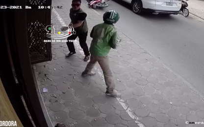 Clip: Lao ra đường thiếu quan sát, tài xế Grab bị đánh túi bụi