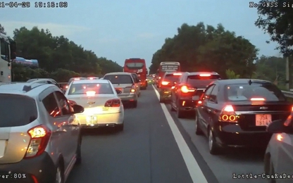 Giao thông ngày đầu nghỉ lễ: Nửa đêm, CSGT vẫn bám trụ trên đường