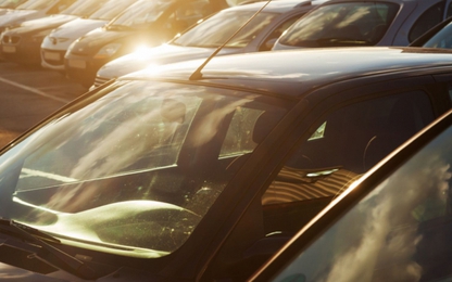 Không nên để những vật này khi đỗ ô tô ngoài trời nắng