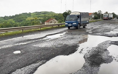 Đường xấu gây hại cho ô tô thế nào?