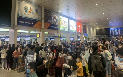 Trước Tết Nhâm Dần 1 ngày, sân bay lớn nhất nước vẫn đông nghẹt khách
