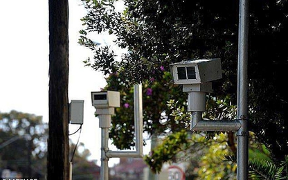 Tài xế lái xe ô tô sử dụng điện thoại sẽ bị camera ghi lại