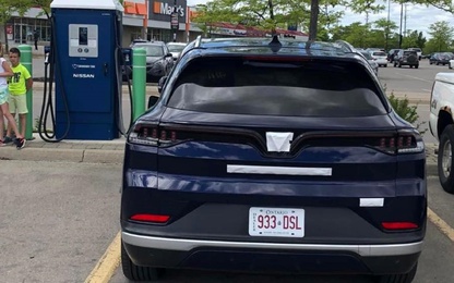 VinFast VF8 mang biển số Canada, thử nạp điện tại trạm sạc công cộng