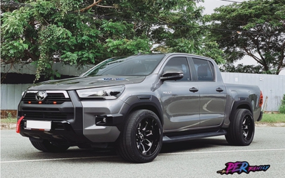 Toyota Hilux hạ gầm với bộ bánh 'khủng' tốn 300 triệu đồng