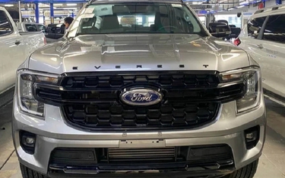 Ford Everest 2023 tại xưởng dịch vụ hãng, áp lực cho Fortuner?