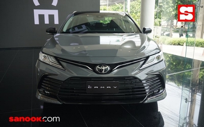 Chi tiết Toyota Camry 2022 màu xám xi măng hàng hiếm
