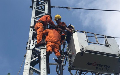 Giải cứu nam công nhân bị điện giật, mắc kẹt trên cột điện