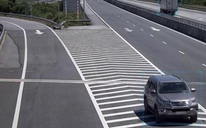 Bị phạt 17 triệu đồng vì hành động nguy hiểm trên cao tốc