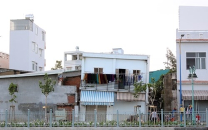 Cận cảnh tử thần rình rập trong hơn 300 căn nhà nghiêng lún, chờ sập giữa Sài Gòn