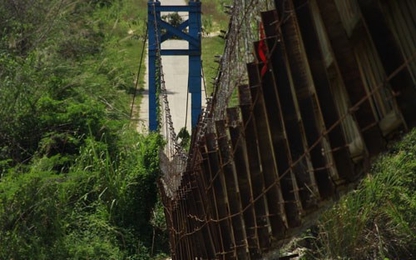 Hoảng hồn giây phút cầu treo bắc qua sông bị sập