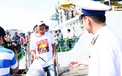 Đưa 11 ngư dân Bình Định bị chìm tàu vào bờ an toàn