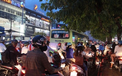 Mưa lốc xô ngã bảng hiệu, cây bật gốc, giao thông tắc nghẽn nghiêm trọng