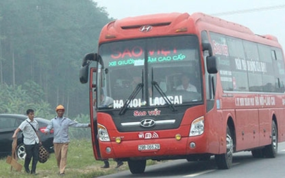 Đón, trả khách sai quy định: Lái xe không 'sợ' cơ quan chức năng