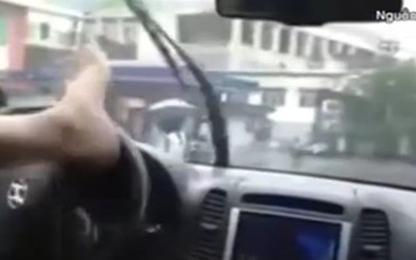 Tá hỏa trước quái xế lái ô tô... bằng chân