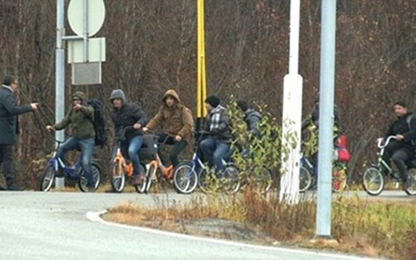 Ùn ùn vượt biên bằng… xe đạp