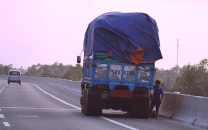 Vì sao nhiều xe nổ lốp trên cao tốc?