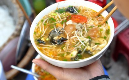 Cận cảnh những quán bún riêu tết "hét giá" 100 - 200 ngàn/bát