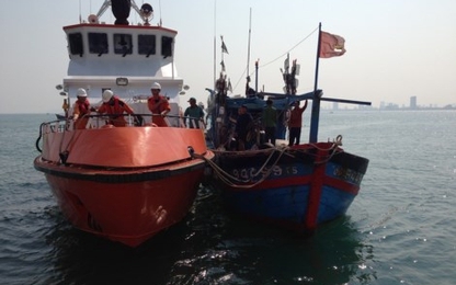 Cứu chín ngư dân trôi dạt trên biển suốt ba ngày