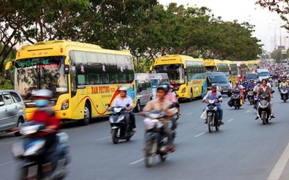 Bị cấm trong trung tâm, xe khách dạt ra vùng ven đón khách