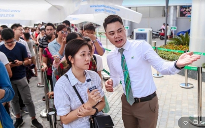 Khách “đội nắng” chờ “săn” vé ưu đãi tại Bamboo Airways Tower 265 Cầu Giấy