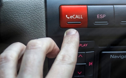 Ôtô tự động gọi cảnh sát sau khi tai nạn