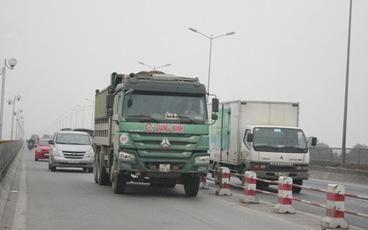 Cầu Thanh Trì “oằn lưng” cõng xe gấp 8 lần công suất