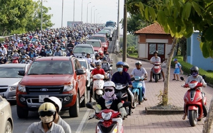 Đi xe máy trên vỉa hè có bị phạt không?