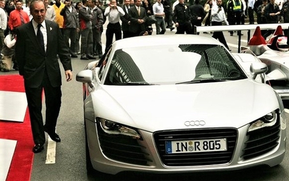 Với tài sản 61,8 tỷ USD, đối thủ của ông Trump chạy xe gì?