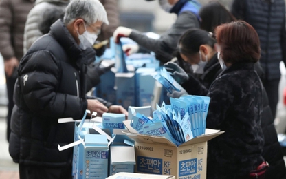 Hàn Quốc: Lấy khẩu trang của trường học phát cho người dân