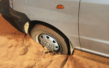 Xe bị thụt xuống hố và cách xử lý hiệu quả