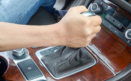 Ô tô hỏng số lùi đột ngột phải xử lý thế nào?