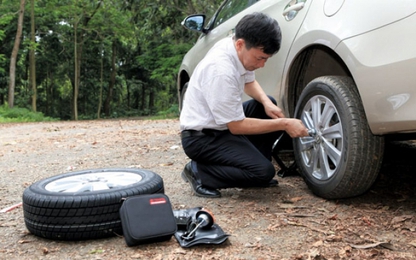 Cách tự thay lốp ô tô khi gặp sự cố trên đường