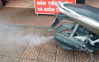 Vì sao xe máy nhả khí thải màu trắng?