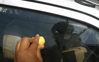 Làm sạch kính chắn gió ô tô thế nào?