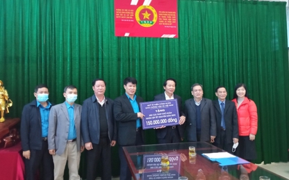 Hàng trăm phần quà tặng cựu TNXP, cựu chiến binh