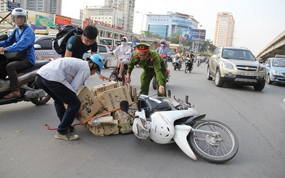 Giao thông lộn xộn quanh bến xe Mỹ Đình trong ngày cao điểm