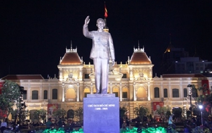 Khánh thành Tượng đài Bác Hồ ở trung tâm thành phố mang tên Bác