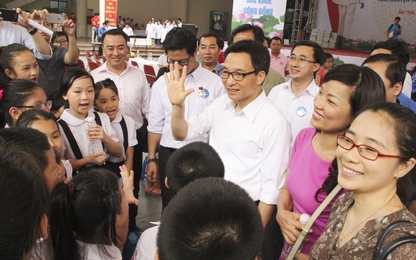 Phó Thủ tướng Vũ Đức Đam thăm bệnh nhân đến khám bệnh miễn phí