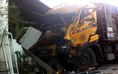 Đang xem TV, cả gia đình phát hoảng vì xe tải đâm sập nhà