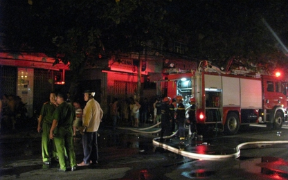 Cháy lớn tại kho tập kết lốp ô tô cũ, cả khu phố hoảng loạn