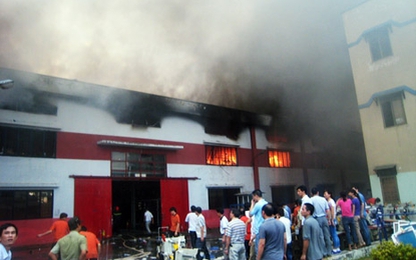 Hơn 100 người dập lửa suốt 6 tiếng tại công ty hóa chất