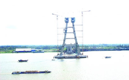 Hối hả trên công trường cầu Vàm Cống bắc qua sông Hậu